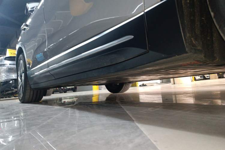 Used Nio ES6 2024 75 kWh Right Side Sill