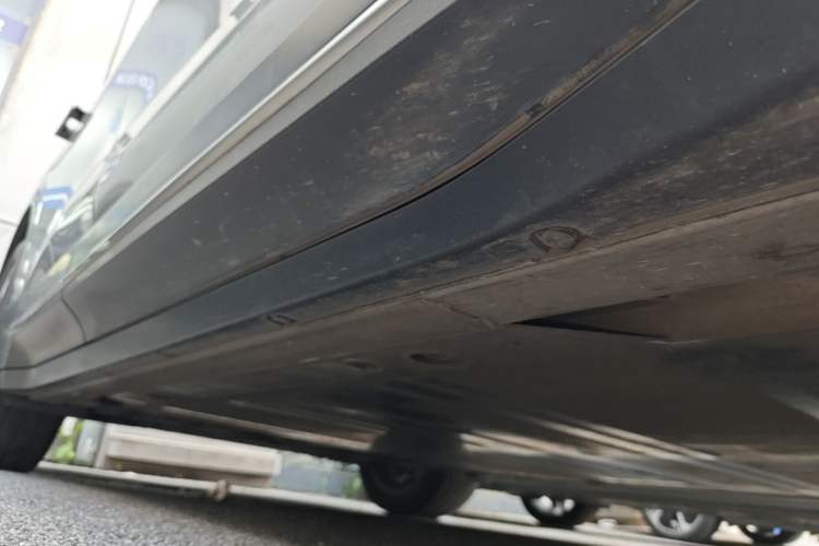 Used Nio ES6 2024 75 kWh Right Side Sill