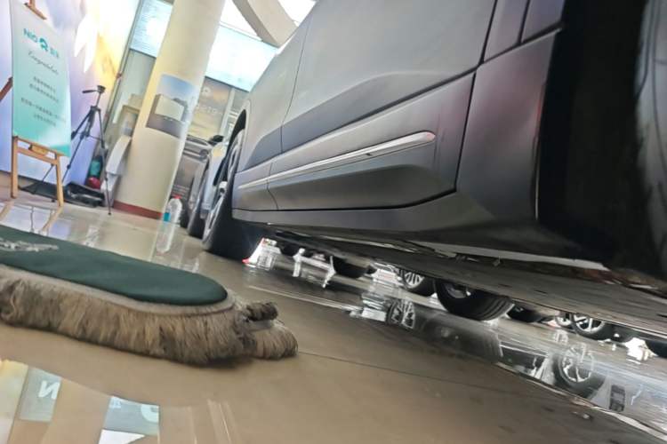 Used Nio ES6 2024 75 kWh Right Side Sill