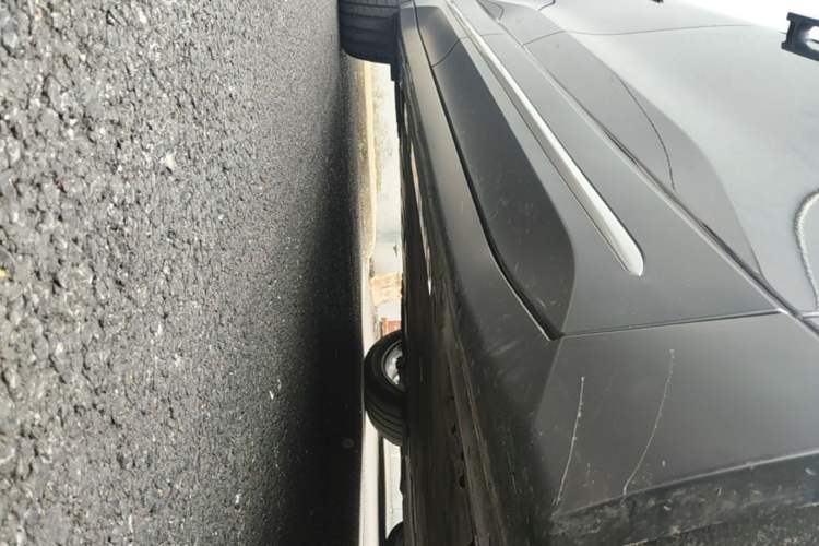 Used Nio ES6 2024 75 kWh Right Side Sill