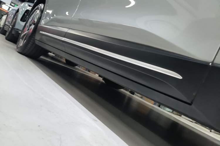 Used Nio ES6 2024 75 kWh Right Side Sill