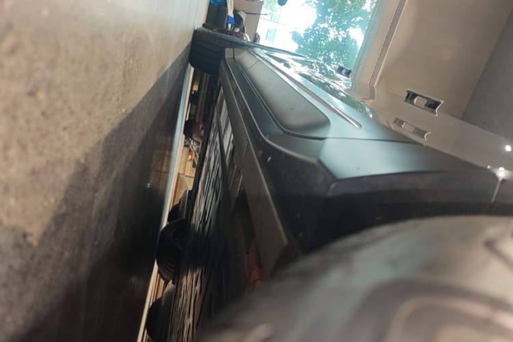 Used Nio ES6 2024 75 kWh Right Side Sill