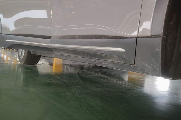 Used Nio ES6 2024 75 kWh Right Side Sill
