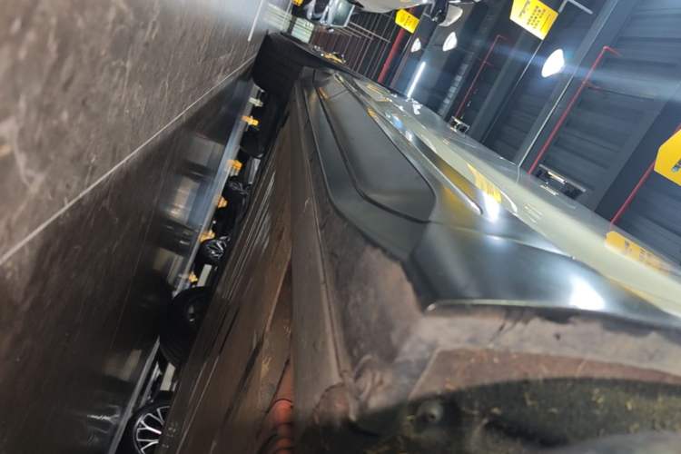 Used Nio ES6 2024 75 kWh Right Side Sill