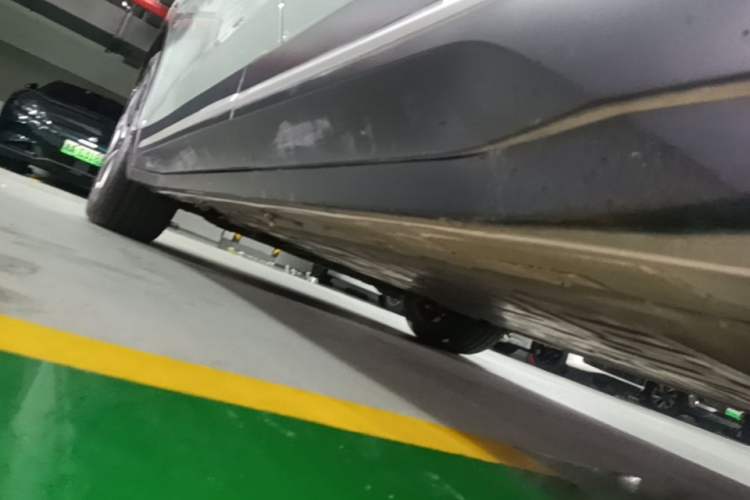Used Nio ES6 2024 75 kWh Left Side Sill