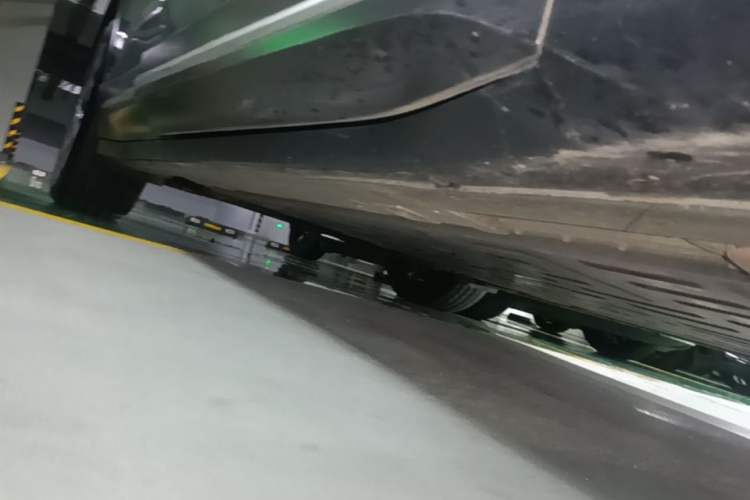 Used Nio ES6 2024 75 kWh Right Side Sill