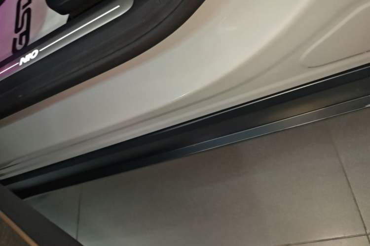 Used Nio ES6 2024 75 kWh Left Side Sill