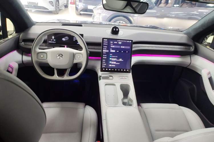 Used Nio ES6 2024 75 kWh Center Console