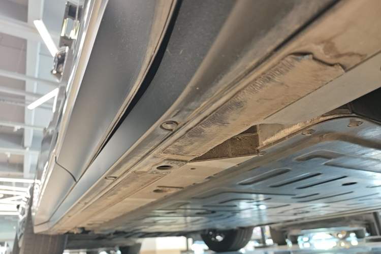 Used Nio ES6 2024 75 kWh Left Side Sill