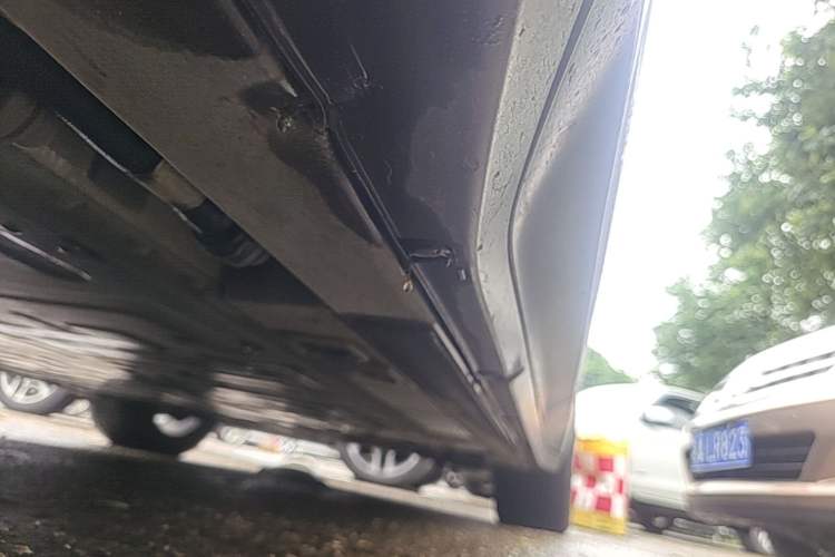 Used Nio ES6 2024 75 kWh Left Side Sill
