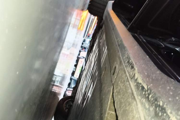 Used Nio ES6 2024 75 kWh Left Side Sill