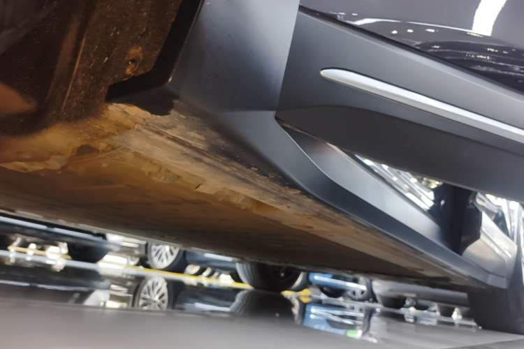 Used Nio ES6 2024 75 kWh Left Side Sill