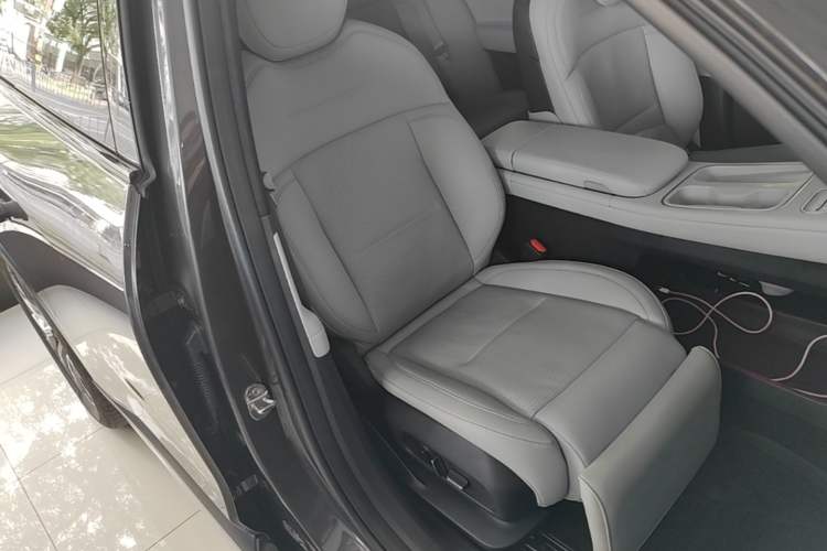 Used Nio ES6 2024 75 kWh Right Front Seat