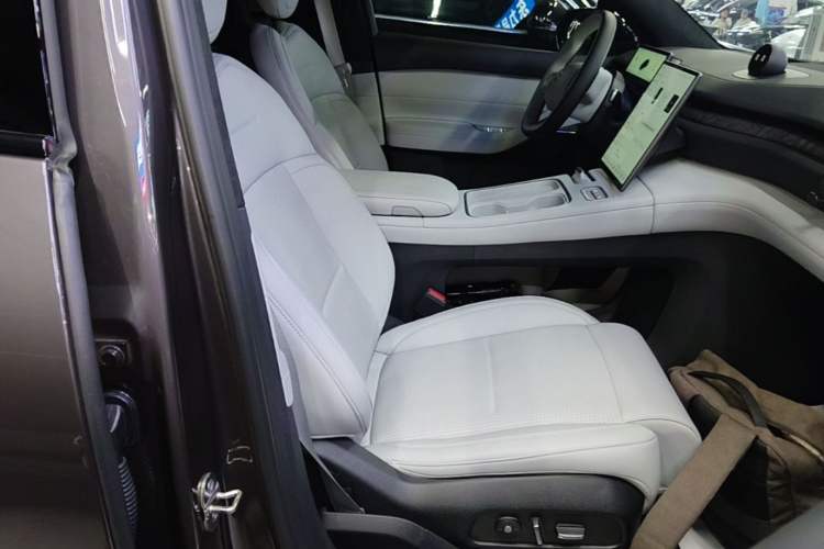 Used Nio ES6 2024 75 kWh Right Front Seat