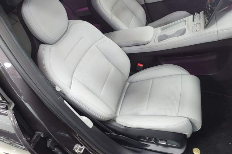 Used Nio ES6 2024 75 kWh Right Front Seat