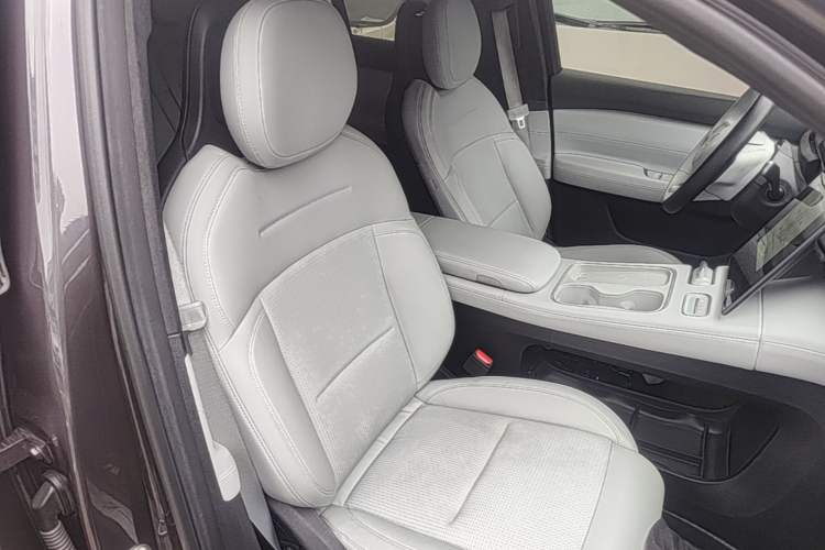 Used Nio ES6 2024 75 kWh Right Front Seat