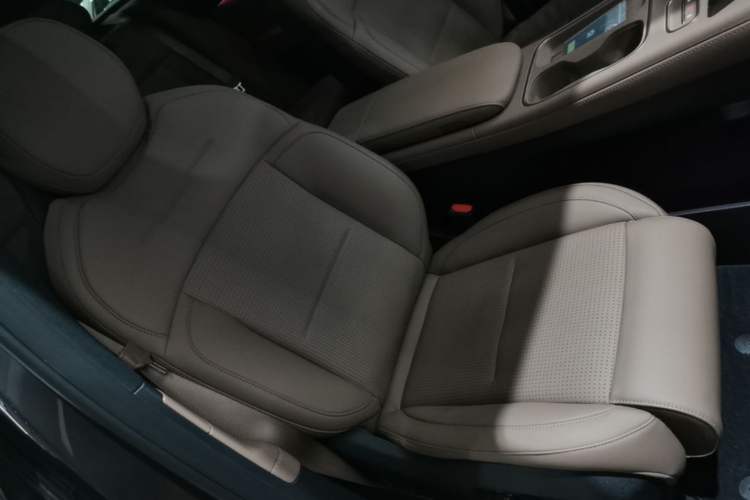 Used Nio ES6 2024 75 kWh Right Front Seat