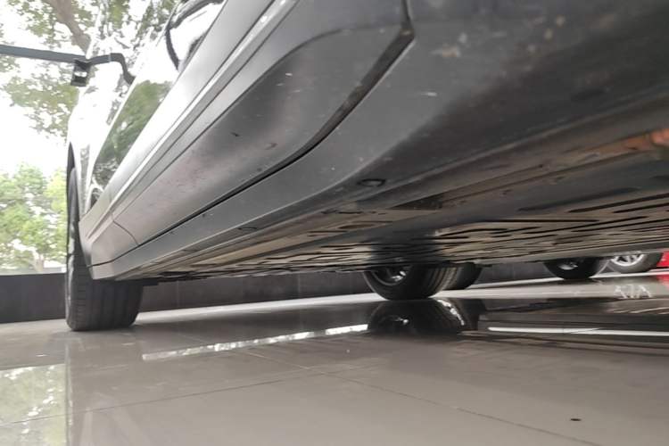 Used Nio ES6 2024 75 kWh Right Side Sill