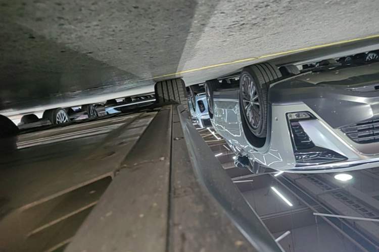 Used Nio ES6 2024 75 kWh Right Side Sill