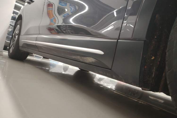 Used Nio ES6 2024 75 kWh Right Side Sill