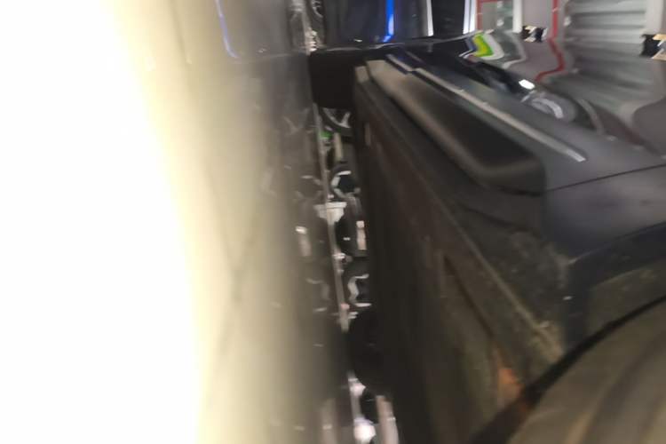 Used Nio ES6 2024 75 kWh Right Side Sill