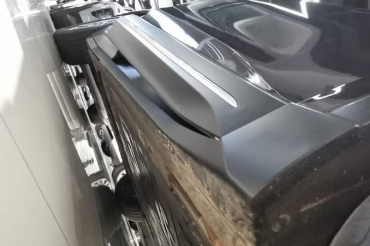 Used Nio ES6 2024 75 kWh Right Side Sill