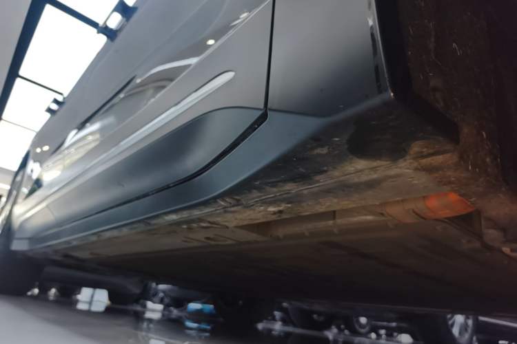 Used Nio ES6 2024 75 kWh Right Side Sill