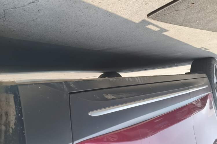 Used Nio ES6 2024 75 kWh Right Side Sill