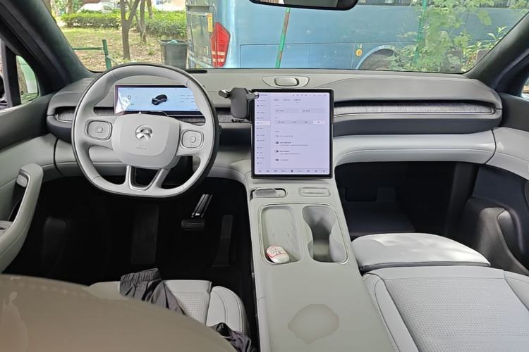 Used Nio ES6 2024 75 kWh Center Console