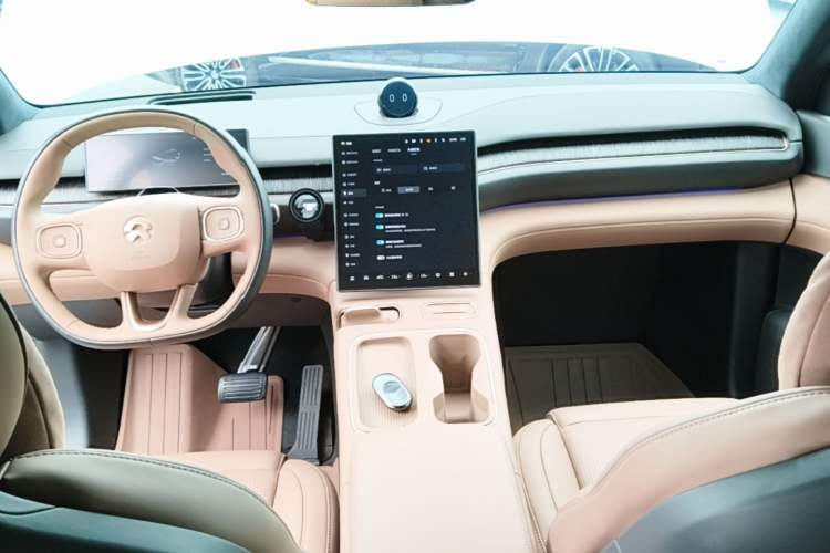 Used Nio ES6 2024 75 kWh Center Console