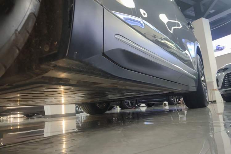 Used Nio ES6 2024 75 kWh Left Side Sill
