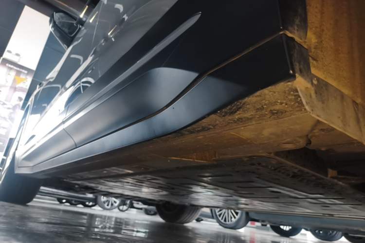 Used Nio ES6 2024 75 kWh Left Side Sill