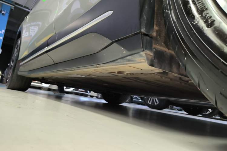 Used Nio ES6 2024 75 kWh Left Side Sill