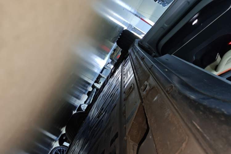 Used Nio ES6 2024 75 kWh Left Side Sill