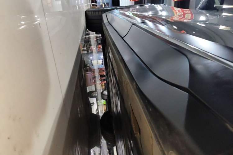 Used Nio ES6 2024 75 kWh Left Side Sill