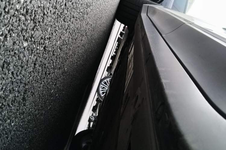 Used Nio ES6 2024 75 kWh Left Side Sill