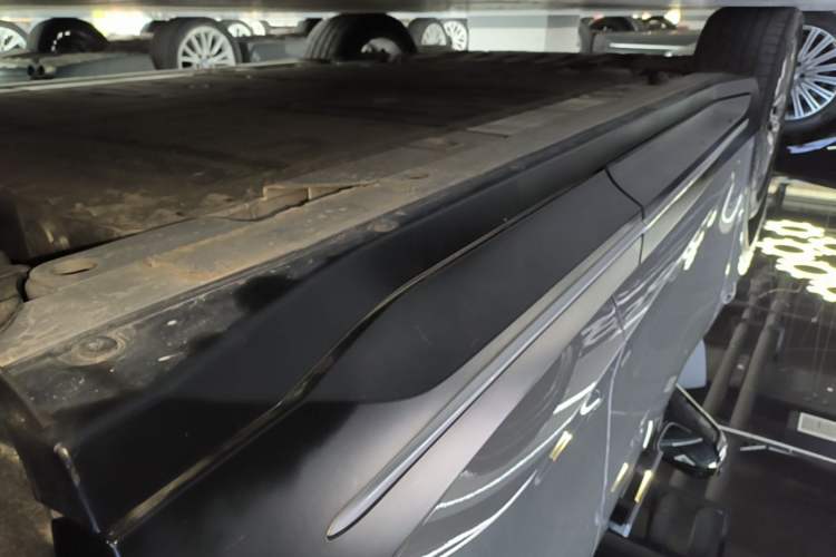 Used Nio ES6 2024 75 kWh Left Side Sill