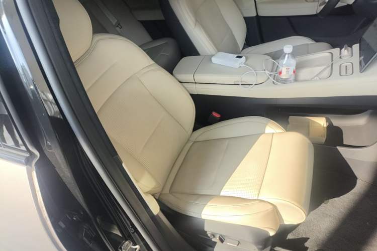 Used Nio ES6 2024 75 kWh Right Front Seat