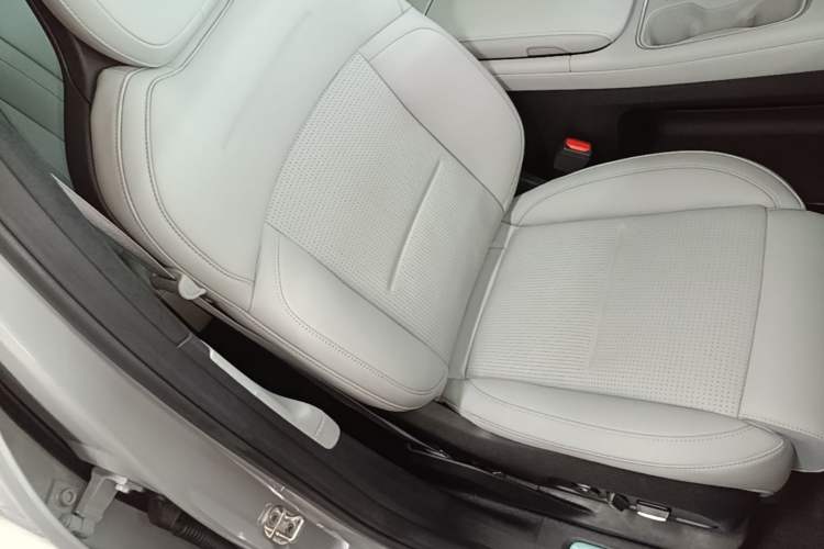 Used Nio ES6 2024 75 kWh Right Front Seat