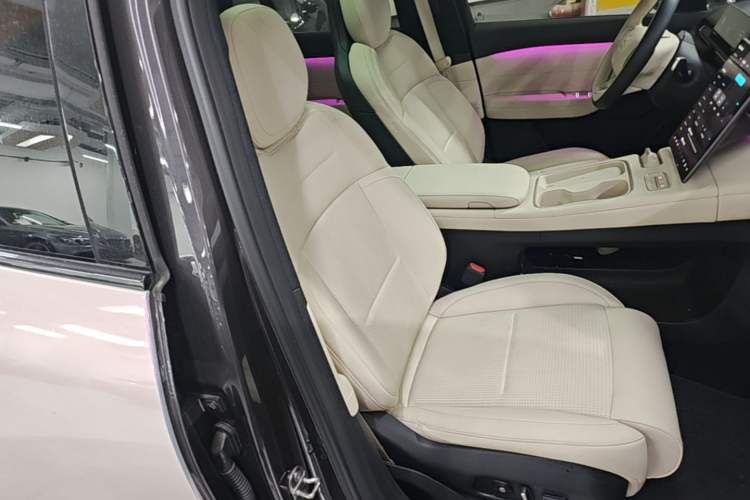 Used Nio ES6 2024 75 kWh Right Front Seat