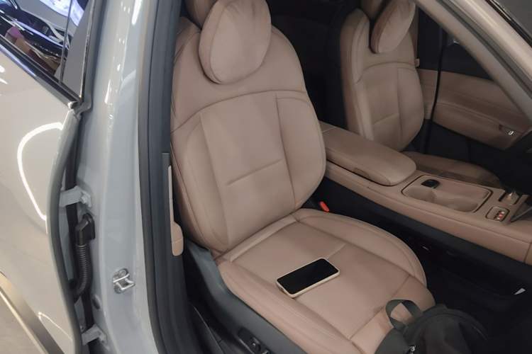 Used Nio ES6 2024 75 kWh Right Front Seat