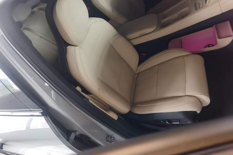 Used Nio ES6 2024 75 kWh Right Front Seat