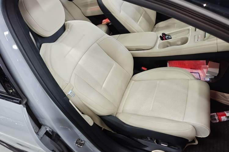 Used Nio ES6 2024 75 kWh Right Front Seat