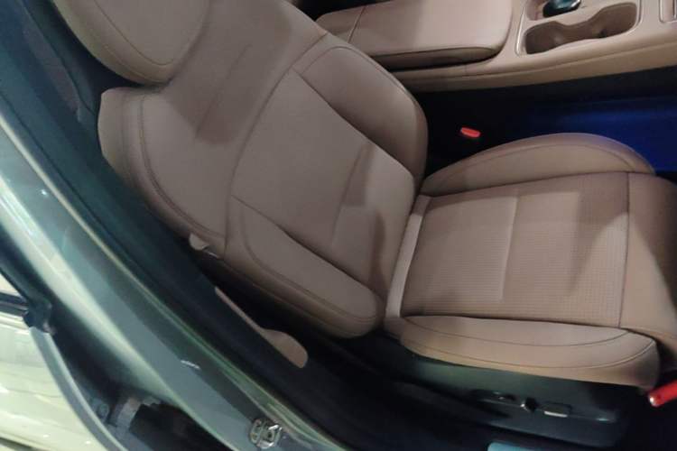 Used Nio ES6 2024 75 kWh Right Front Seat