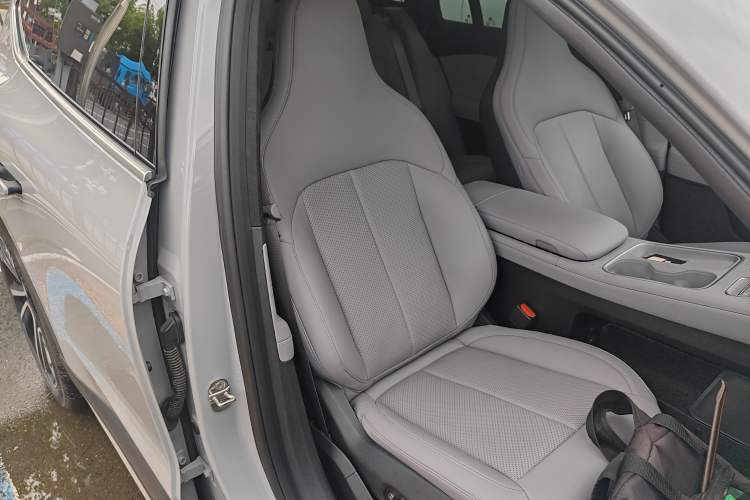 Used Nio ES6 2024 75 kWh Right Front Seat