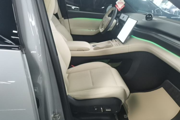 Used Nio ES6 2024 75 kWh Right Front Seat