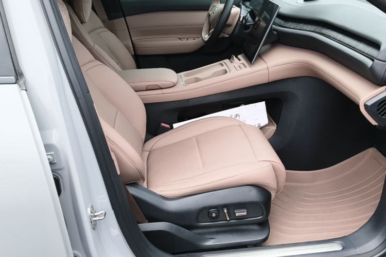 Used Nio ES6 2024 75 kWh Right Front Seat