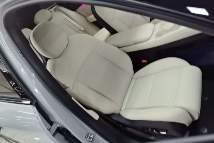 Used Nio ES6 2024 75 kWh Right Front Seat