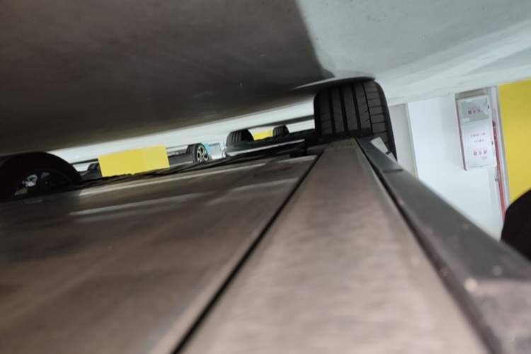 Used Nio ES6 2024 75 kWh Right Side Sill