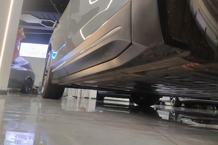 Used Nio ES6 2024 75 kWh Right Side Sill